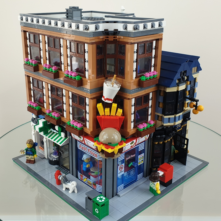 Interview with the LEGO Ideas 21310 Old Fishing Store design team