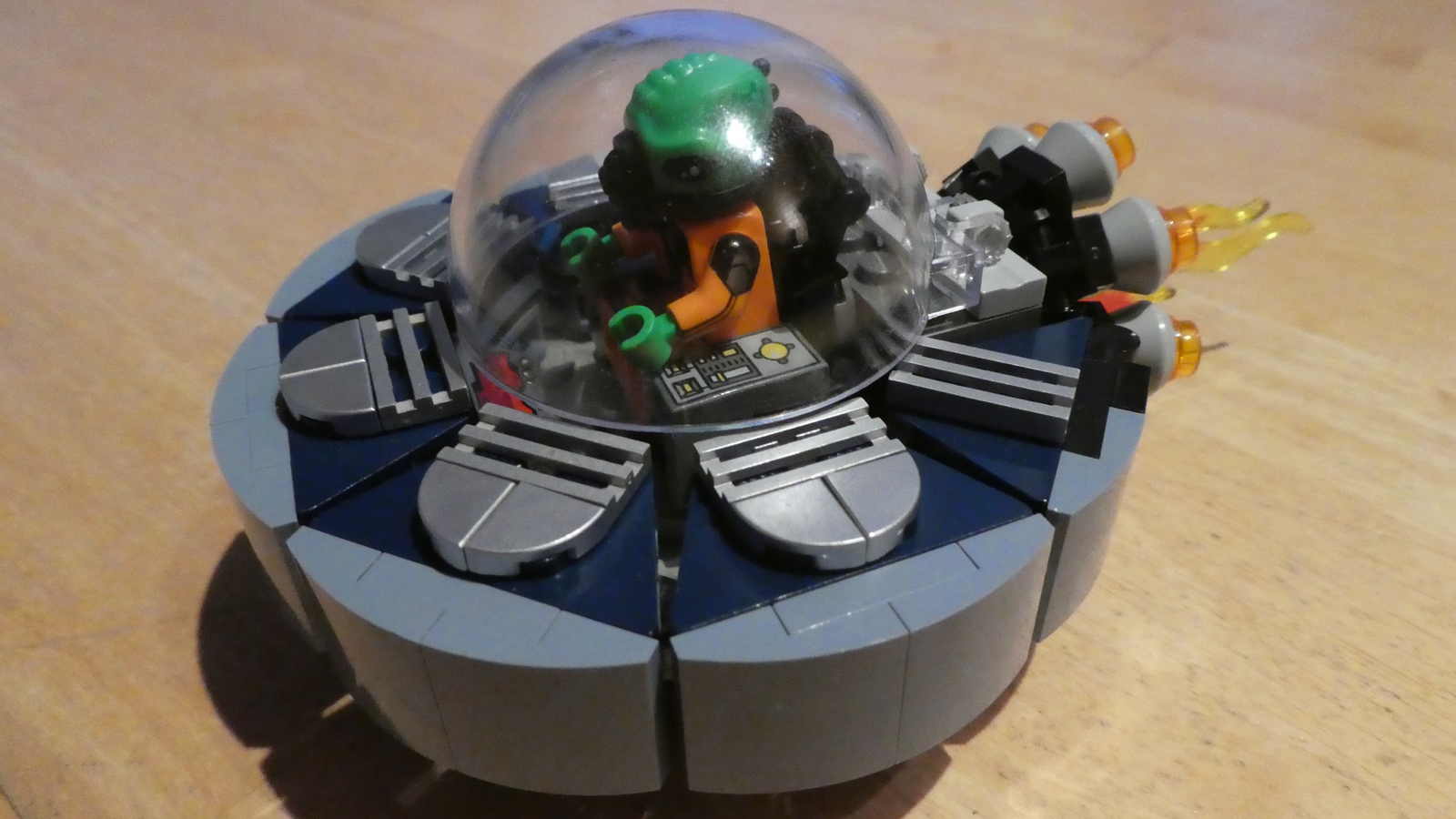 Lego flying sales saucer