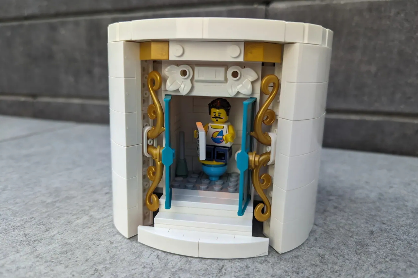 LEGO IDEAS - Secret Bathroom - Toilet Paper Roll