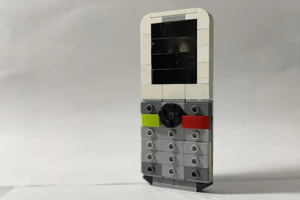 LEGO IDEAS - Realistic Old Cellphone