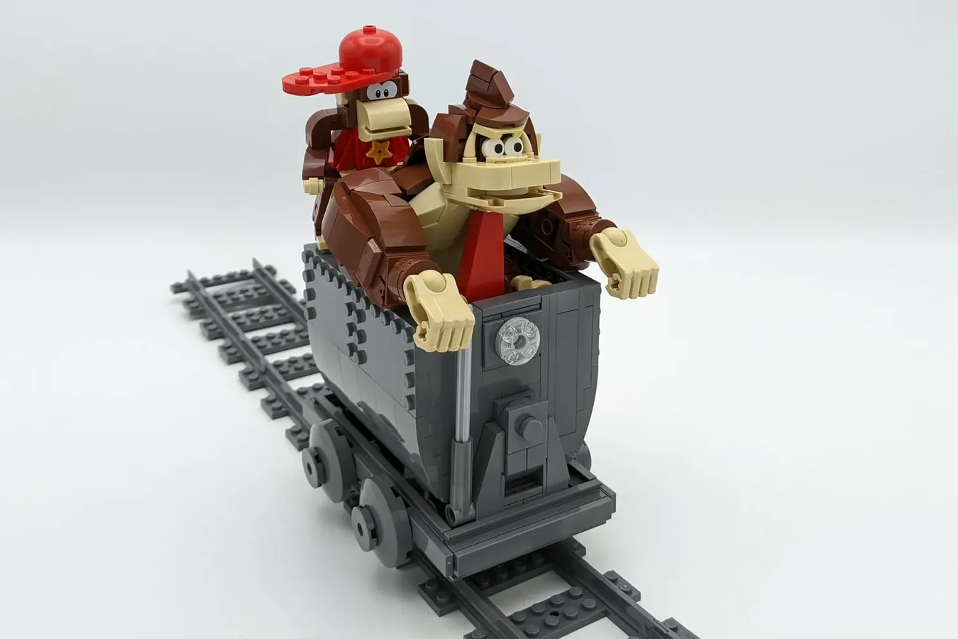 LEGO IDEAS Donkey Kong and Diddy Kong Mine Cart Carnage