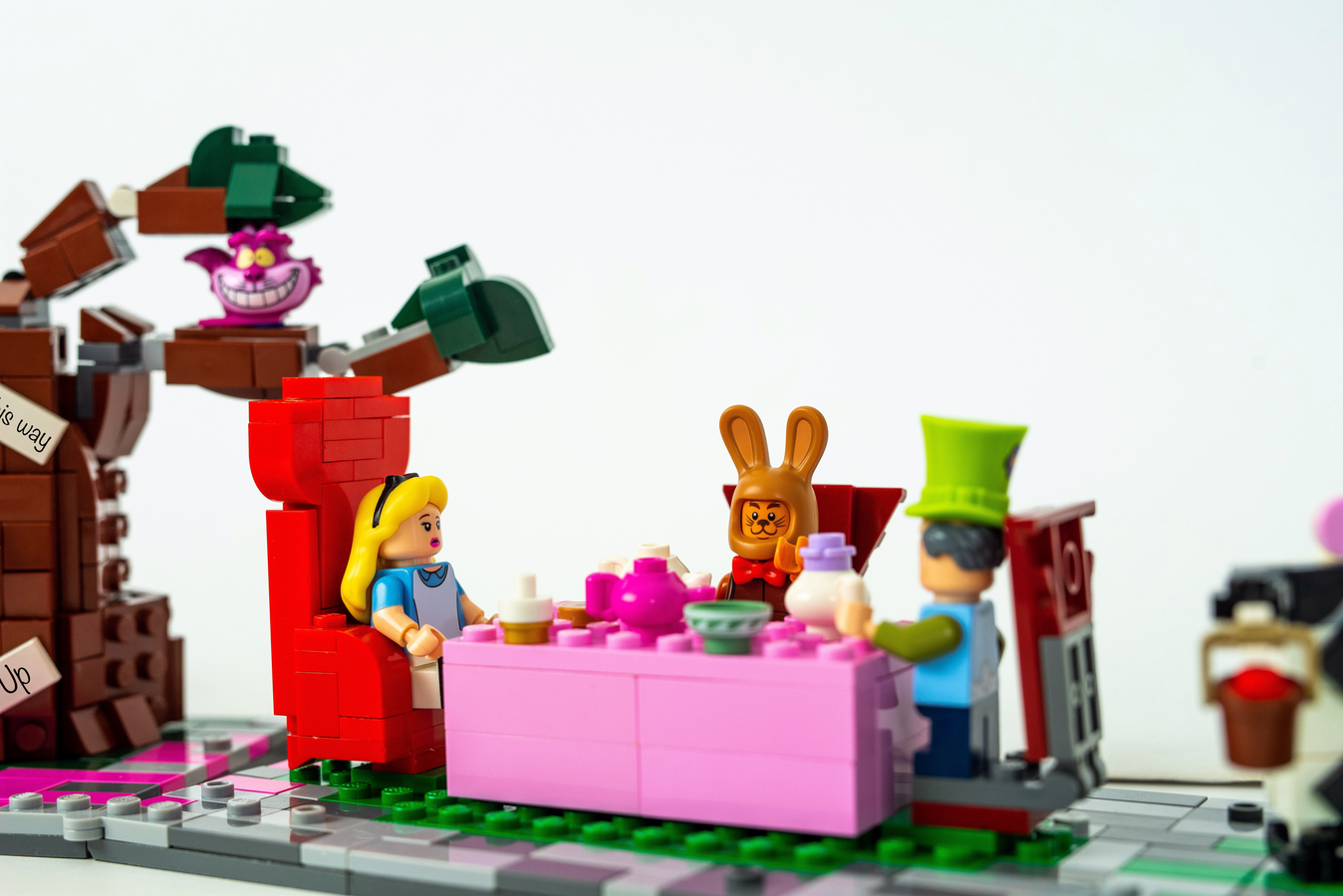 LEGO IDEAS - Alice in Wonderland (Chapter One – Down the Rabbit Hole)