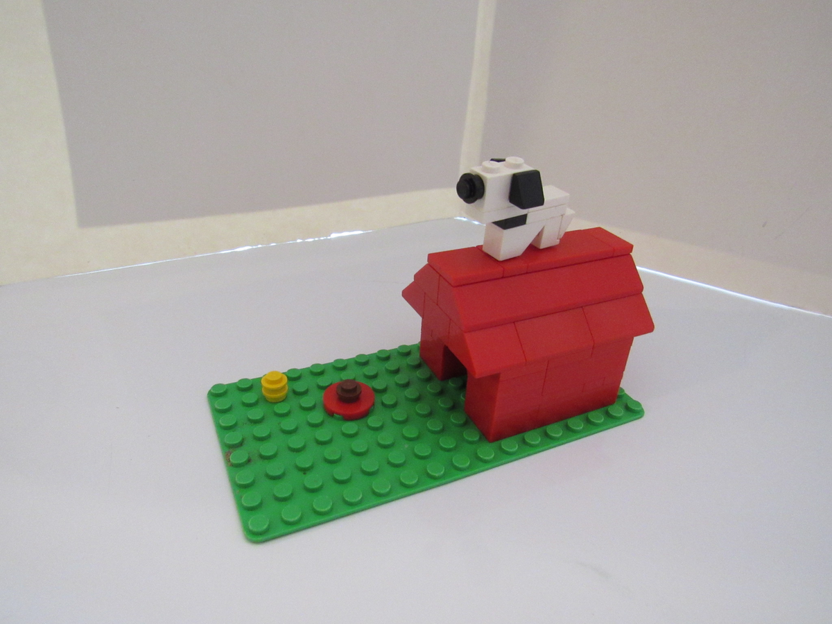 Lego snoopy 2025 dog house