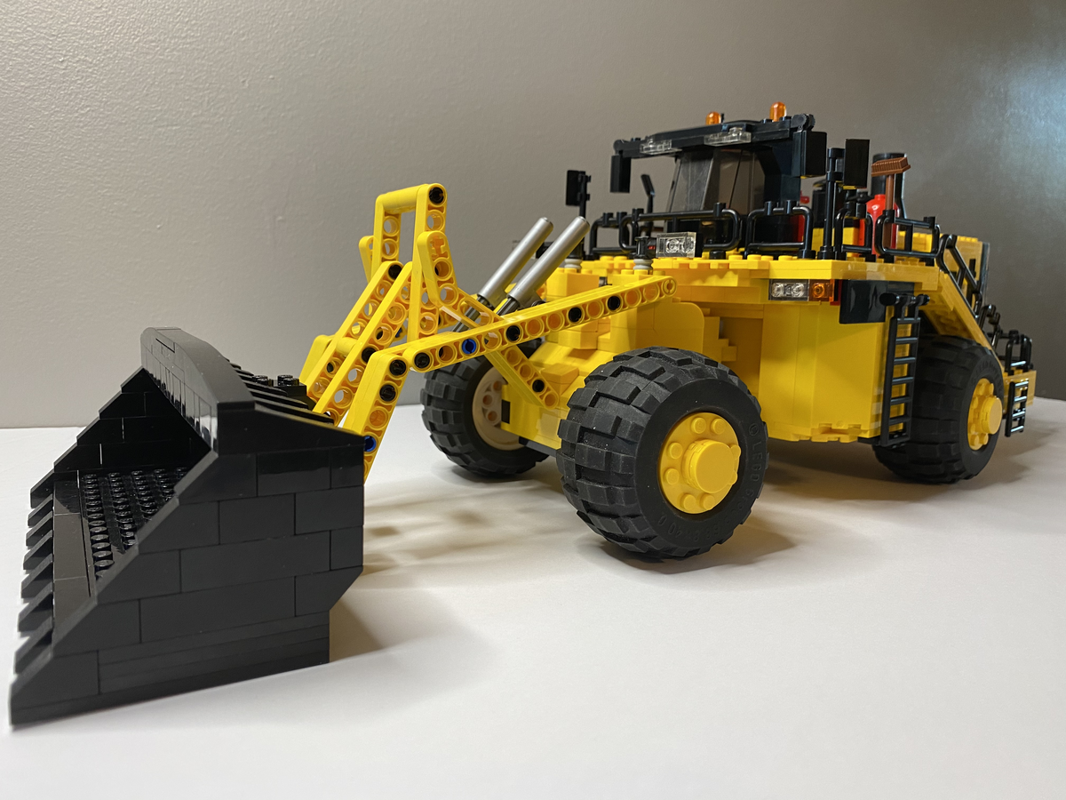 LEGO IDEAS Caterpillar 994K Front End Loader