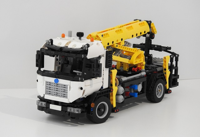 LEGO IDEAS Motorized Cherry Picker