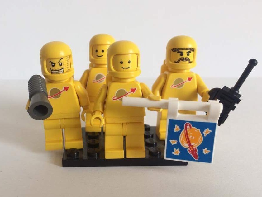 Lego yellow online astronaut