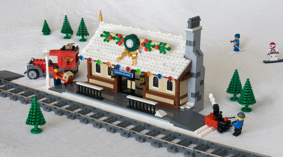 LEGO IDEAS Winter Village Train Depot