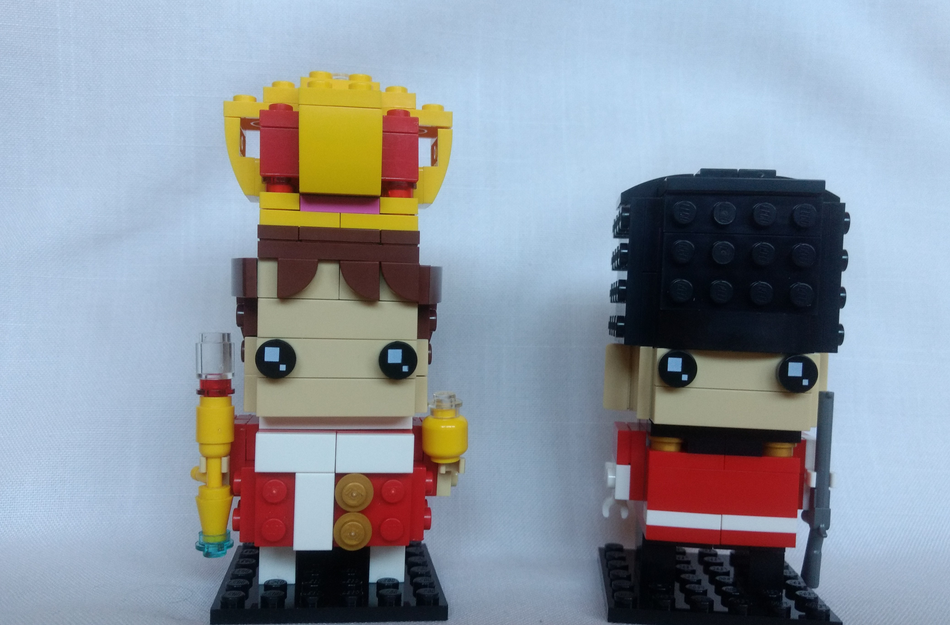 LEGO IDEAS Brickheadz Queen Elizabeth II and Royal Guard