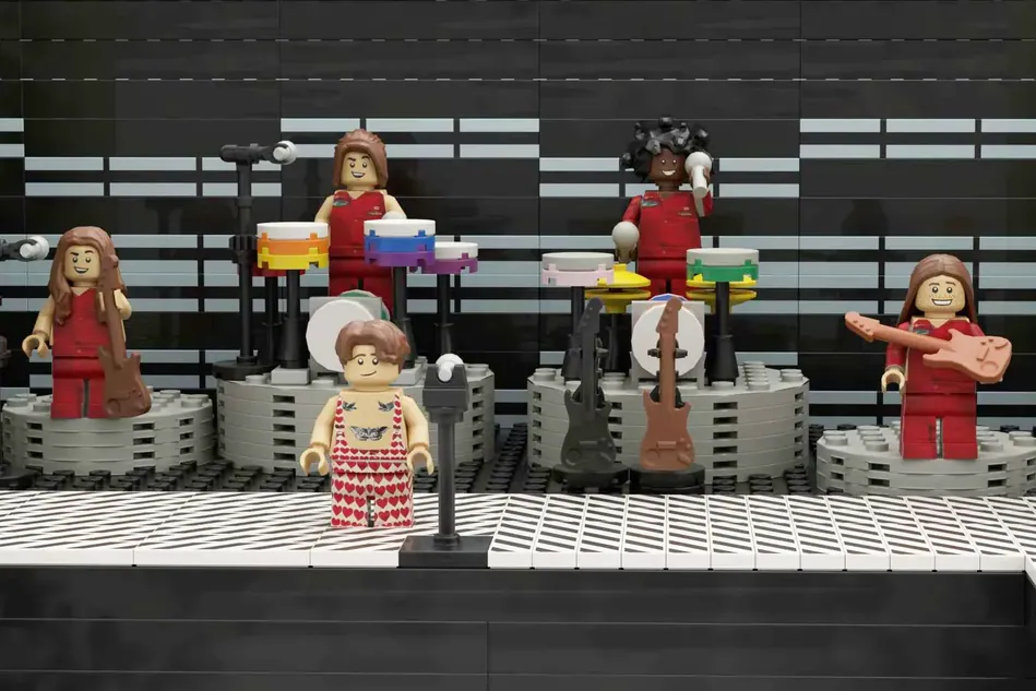 LEGO Ideas Harry Styles Love on Tour 2023 Achieves 10 000 Supporters The Brick Fan