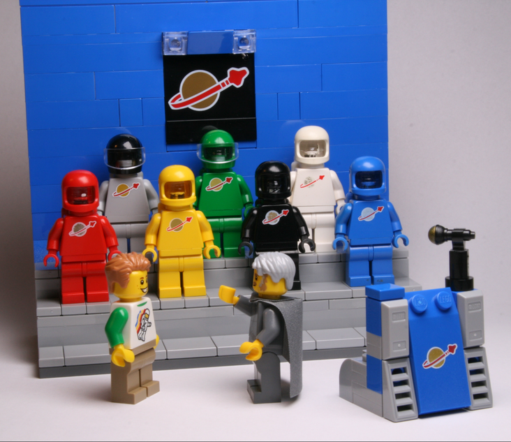 Lego classic cheap spaceman colors