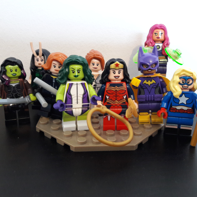 Female superhero hot sale lego figures