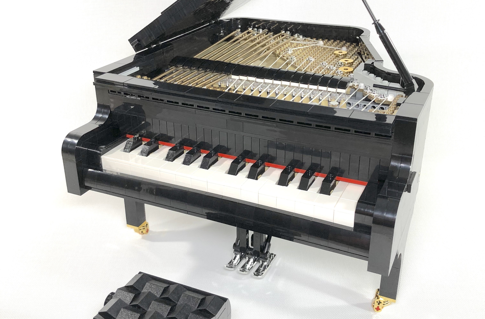 Lego 2025 playing piano