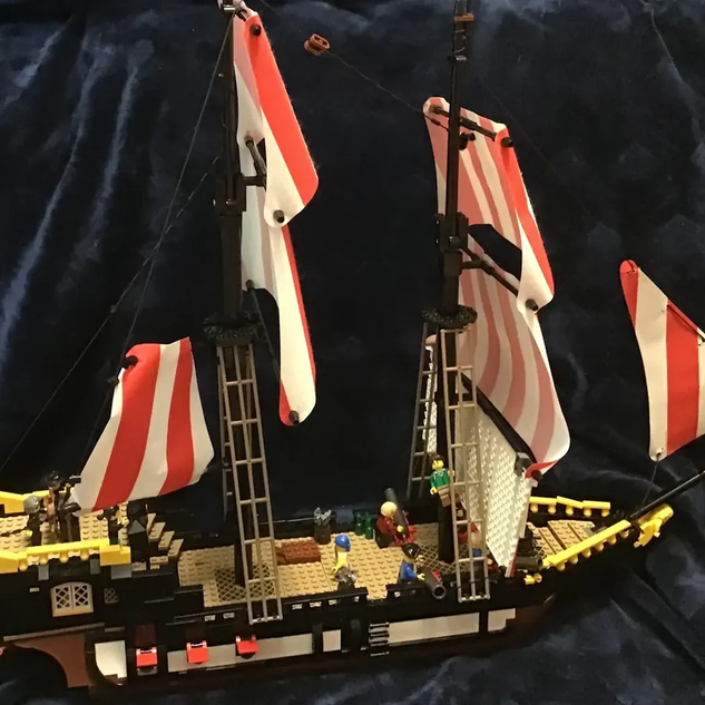 Lego black online sails