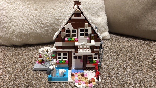 Lego friends gingerbread online house