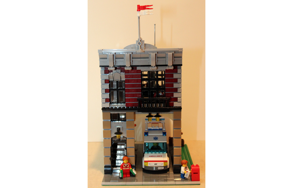 Lego ambulance sale station