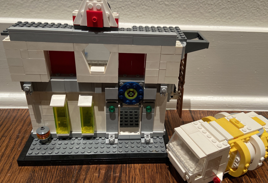 LEGO IDEAS Future Alien Planet High Rise Space Police Station