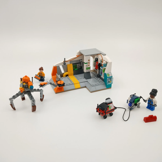 LEGO IDEAS Exploring The Cosmos BASE Droid Vehicle Repair Shop