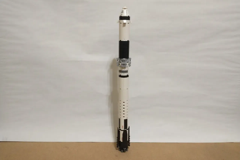 Falcon 9 rocket online lego