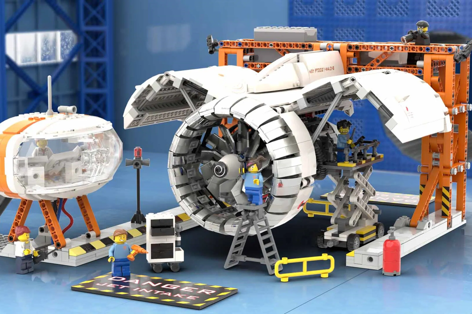 LEGO IDEAS Aircraft Engine Workshop. Mini Fig. Scale Working