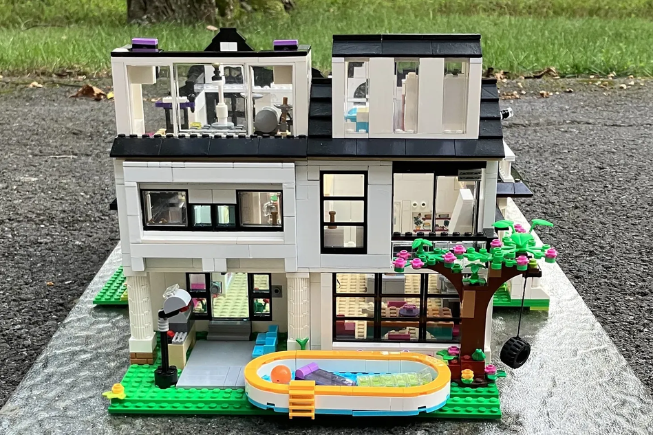 Lego mansion best sale with pool