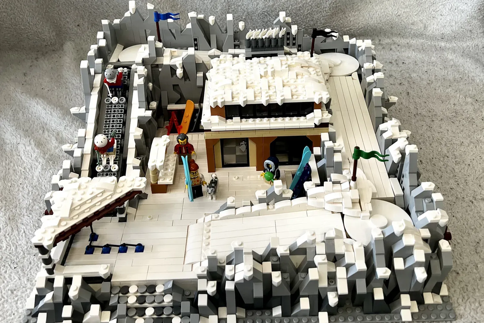 LEGO IDEAS SnowBrick Mountain Working Ski Resort